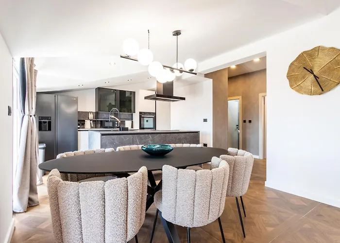 Luxury Marino Near 아파트