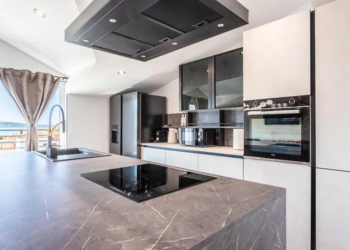 Luxury Marino Near 아파트