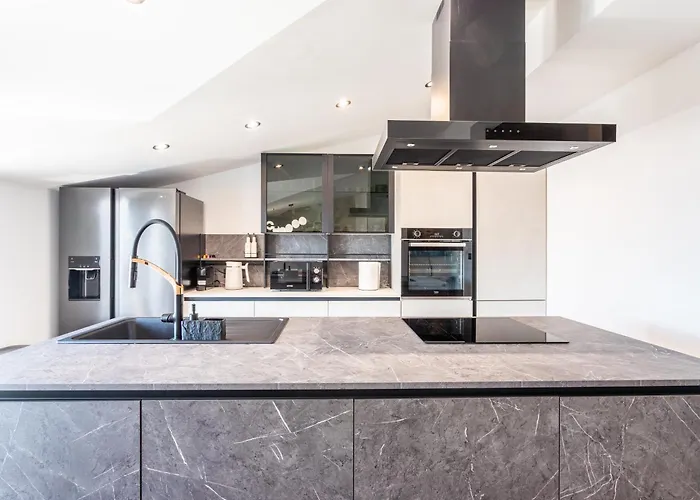 Luxury Marino Near 아파트